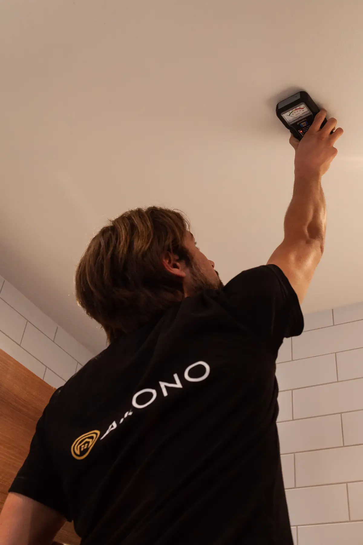Akonos tekniker arbetar med ett instrument i taket
