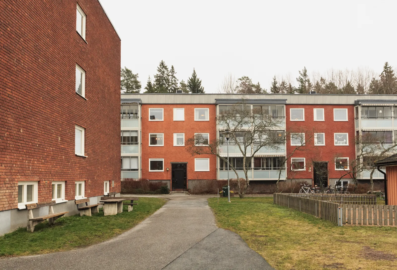 Flerbostadshus i tegel från blåbetongens tid i Täby
